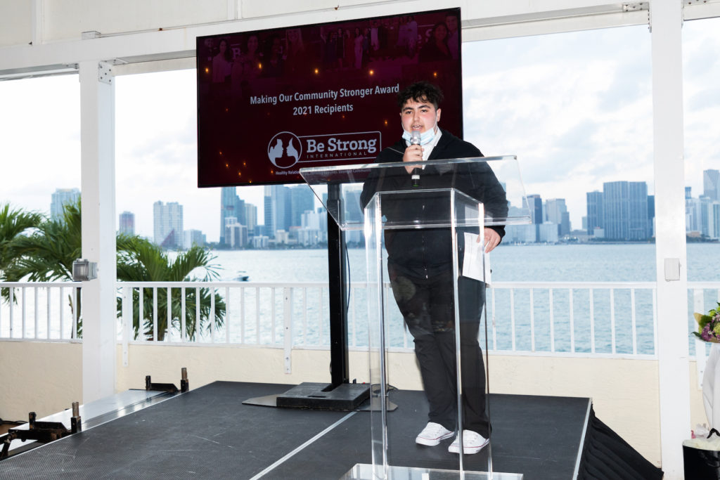 William Romero en el acto benéfico de primavera de Be Strong International